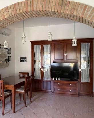 Cristalliera, tavolo, sedie, divano, poltrone