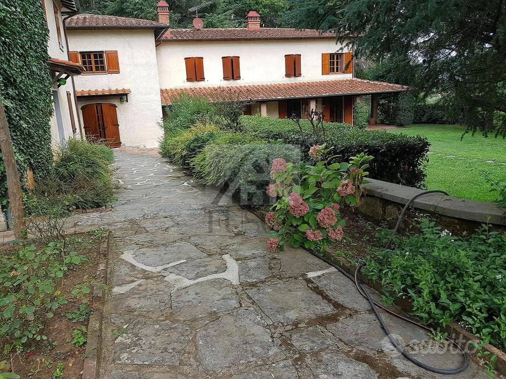 Villa di 9465 m² con più di 5 locali e box auto do