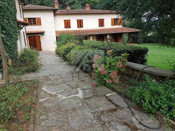 Villa di 9465 m² con più di 5 locali e box auto do