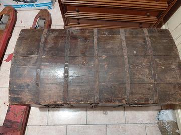 antico baule in legno con coperchio bombato