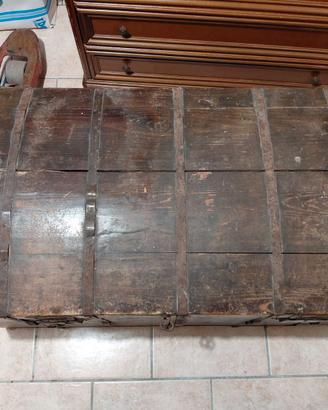 antico baule in legno con coperchio bombato