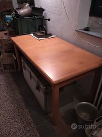 Tavolo in legno chiaro allungabile