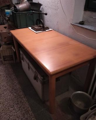 Tavolo in legno chiaro allungabile