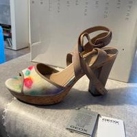 Scarpe estive con tacchi