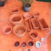 Vasi di plastica e ceramica