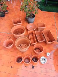 Vasi di plastica e ceramica