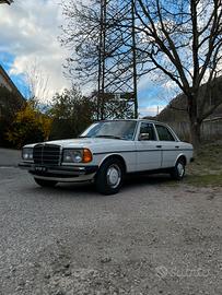 Mercedes 200 W123