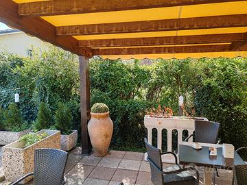 Tettoia in legno con telo PVC