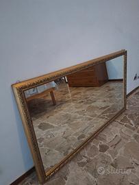 specchio da parete con cornice decorativa in legno