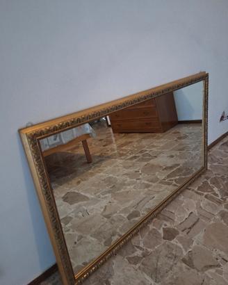 specchio da parete con cornice decorativa in legno
