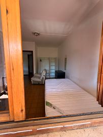 Camera da letto e arredamento bagno con lavatrice