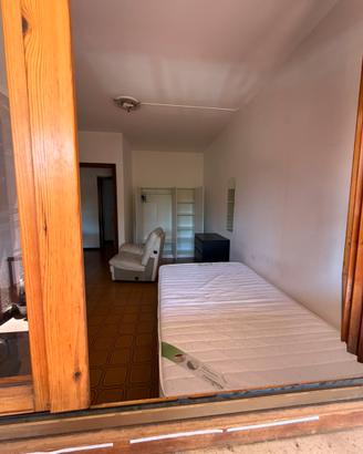 Camera da letto e arredamento bagno con lavatrice