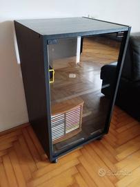 Mobiletto con vetro per stereo