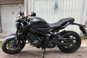 Honda cb 650 r total black