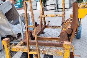 macchinario su ruote con gancio traino