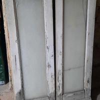 antica finestra in legno con scuri da restaurare 