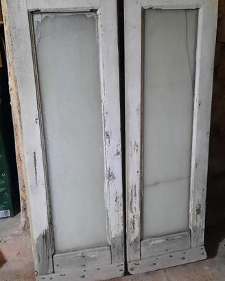 antica finestra in legno con scuri da restaurare 