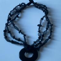 Collana in organza e pietre dure nere