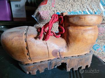 Scarpone in legno pieno