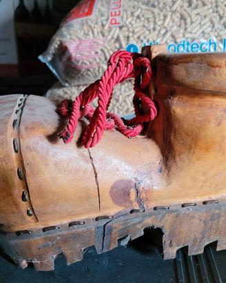 Scarpone in legno pieno