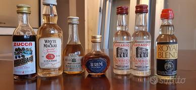 Set n. 8 bottigliette mignon di vari liquori