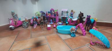 Barbie varie con molti accessori 