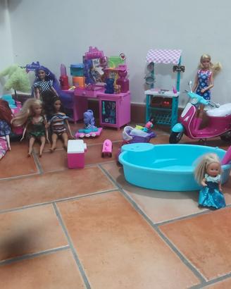 Barbie varie con molti accessori 
