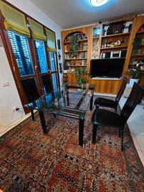 tavolo in cristallo e legno con sedie di pelle 