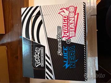 SET 2 ETB Pokémon Luce Nera & Fuoco Bianco + Expo