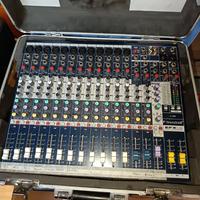 Mixer Soundcraft EFX 12 con effetti Lexicon.