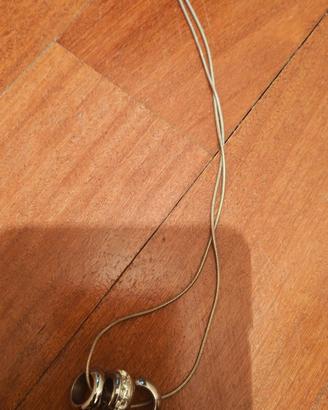 Collana lunga con pendente ad anelli e strass
