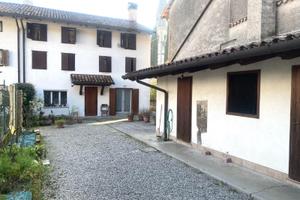 CASA IN LINEA DI TESTA CON BEL GIARDINO E GARAG...