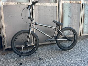 BMX con Telaio 100% Chromoly 21”, Sella DUO e Peg