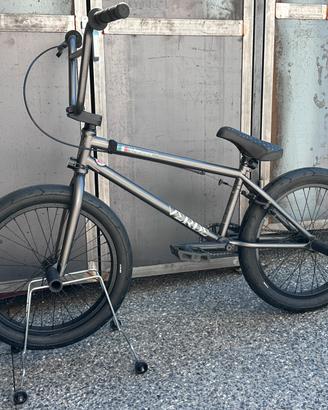 BMX con Telaio 100% Chromoly 21”, Sella DUO e Peg