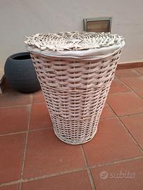cesto in vimini per biancheria