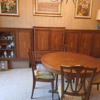 Sala da pranzo in noce nazionale anni settanta.