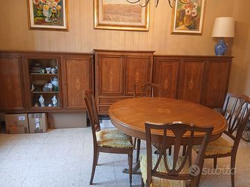 Sala da pranzo in noce nazionale anni settanta.