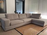 Splendido divano con penisola in tessuto grigio