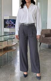 Pantaloni grigi da ufficio a palazzo a vita alta