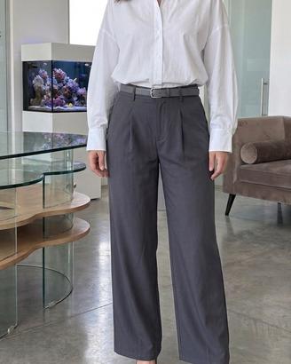 Pantaloni grigi da ufficio a palazzo a vita alta