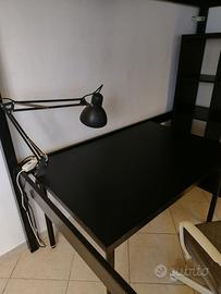 Scrivania e lampada da tavolo IKEA