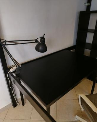 Scrivania e lampada da tavolo IKEA