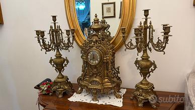 Trittico orologio e cadelieri