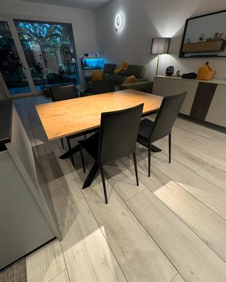 Tavolo allungabile stile industrial con 4 sedie