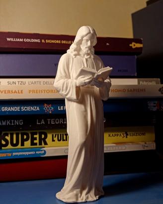 statuetta Gesù che legge un libro 