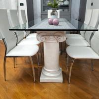 tavolo in cristallo e colonne in simil marmo.