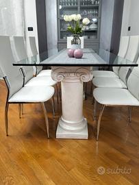 tavolo in cristallo e colonne in simil marmo.