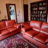 Due divani in pelle con pouf