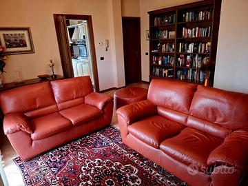 Due divani in pelle con pouf