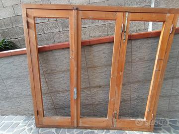 Finestra in legno tre ante con vetri